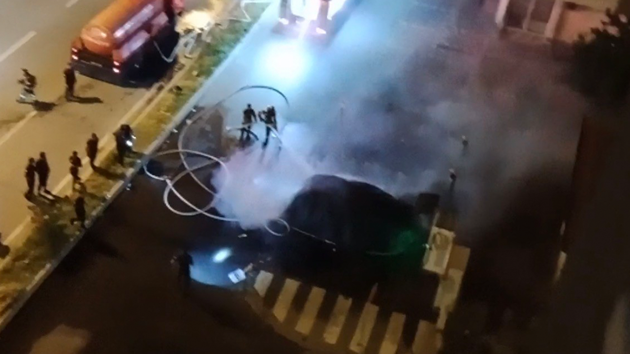 Alev alan elektrikli araç bomba gibi patladı! O anlar kamerada