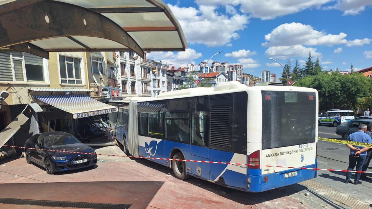 Belediye otobüsü iş yerine girdi: Çok sayıda yaralı var!