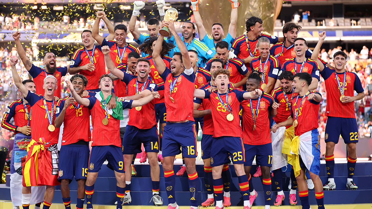 Dünya şampiyonu İspanya kupasını kaldırdı!