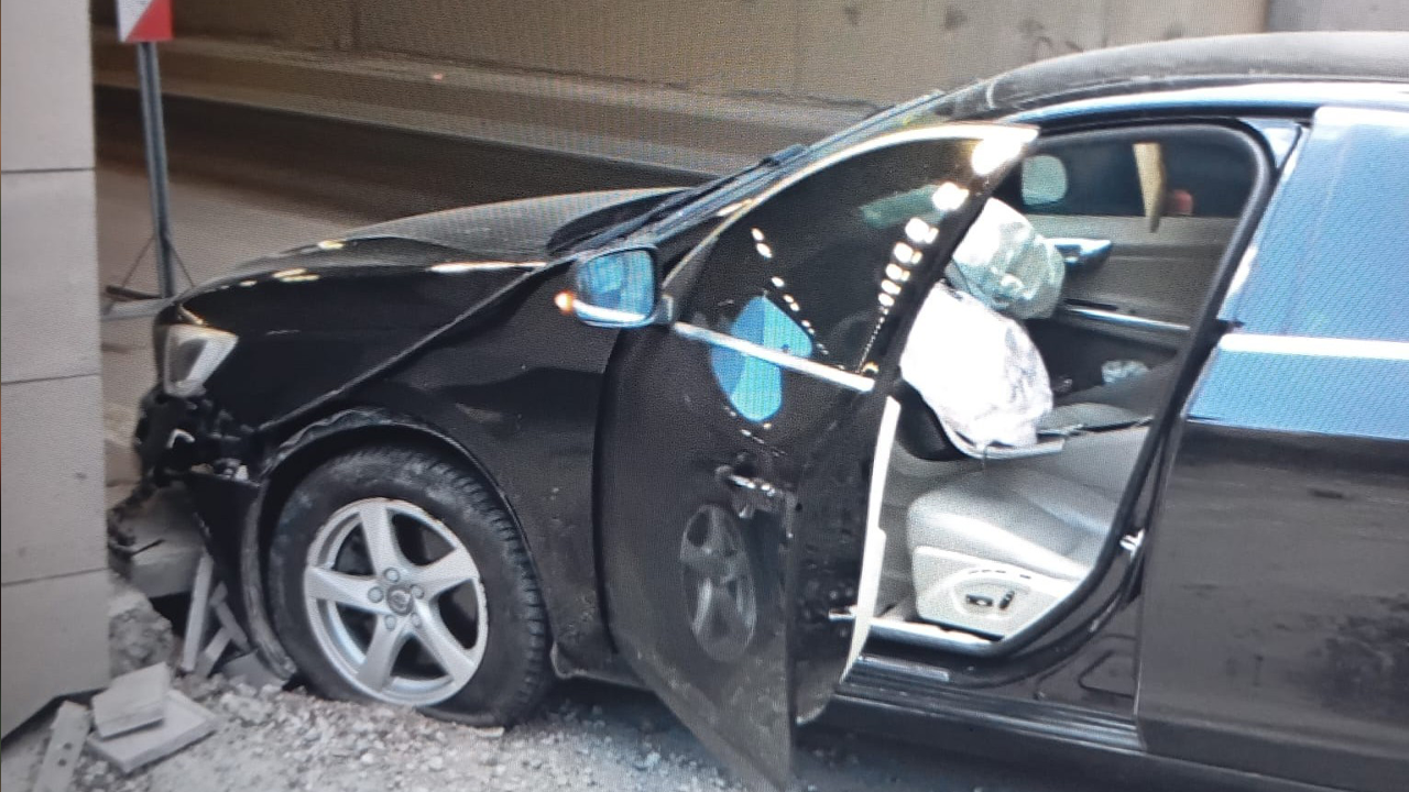 El frenini çekmeyi unuttu: Tünel girişine çarptı!
