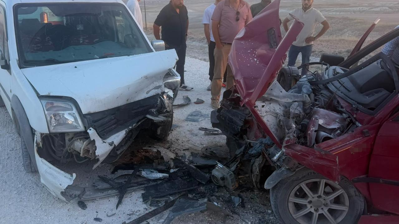 İki araç kafa kafaya çarpıştı: Çok sayıda yaralı var!