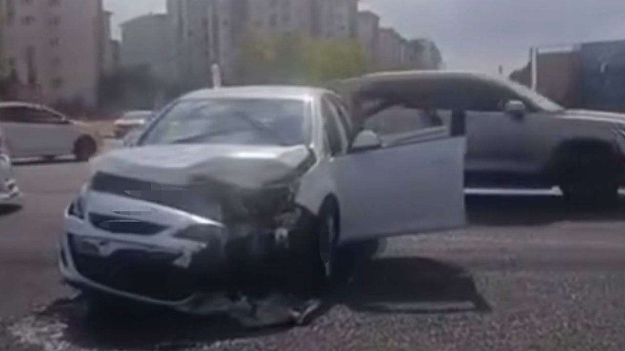 İki otomobilin çarpıştığı feci kazada yaralılar var!