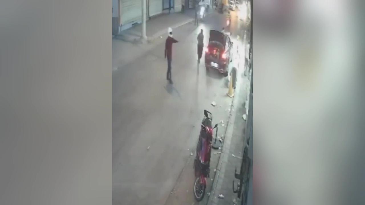 Kasklı saldırgan iş yerine kurşun yağdırdı!