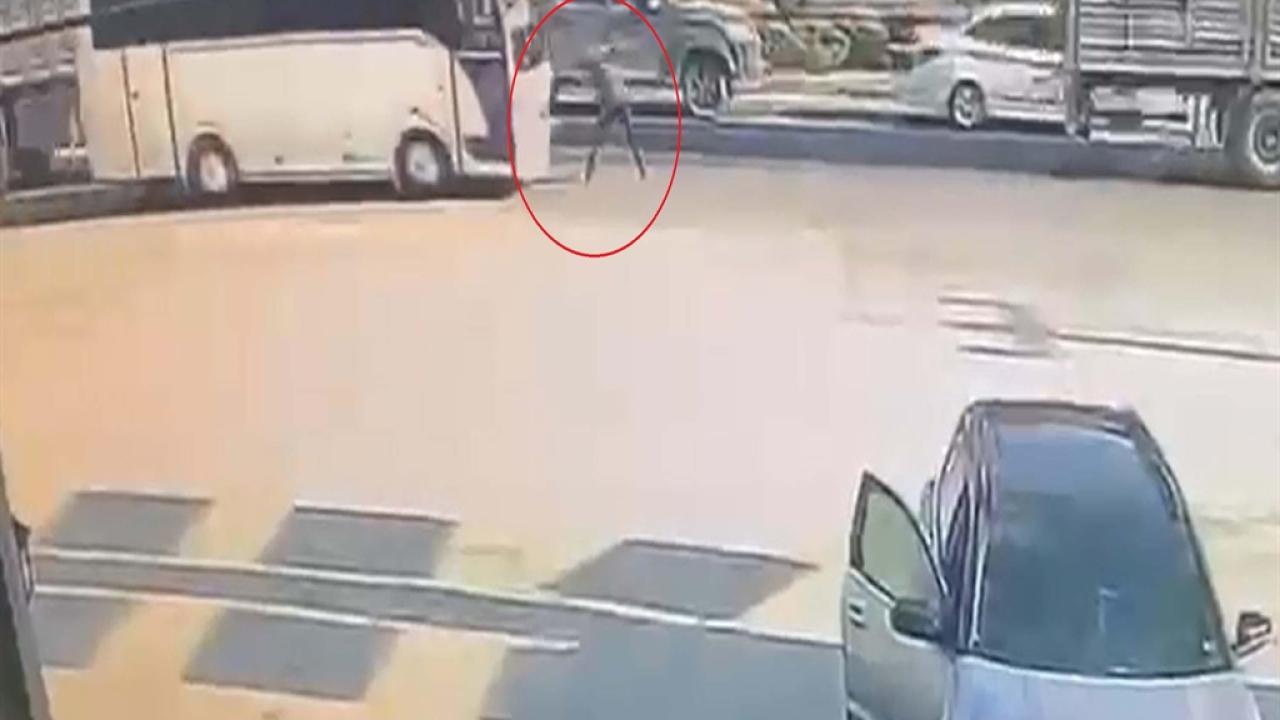 Midibüsün çarptığı servis şoförü öldü!