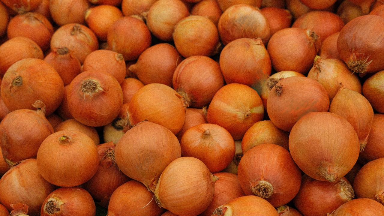 Mutfağın vazgeçilmezi cep yakıyor: Soğanın kilosu 60 TL!