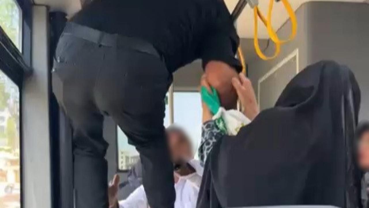 Otobüste tekmeli, yumruklu kavga!