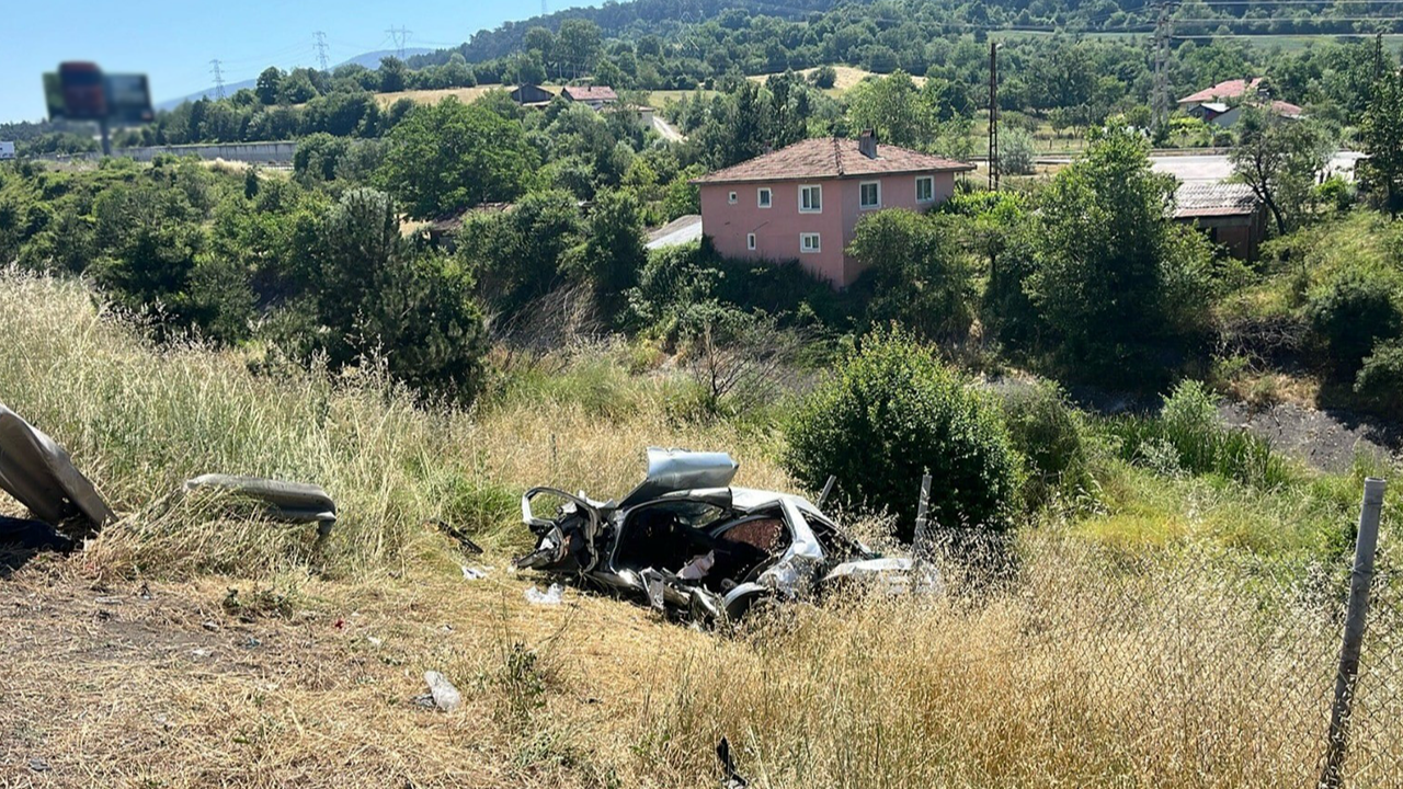 Otomobil şarampole devrildi: Feci kazada ölü ve yaralılar var
