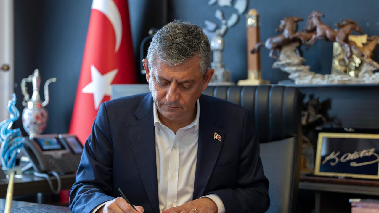 Özgür Özel ve 91 milletvekili CHP’den istifa etti!