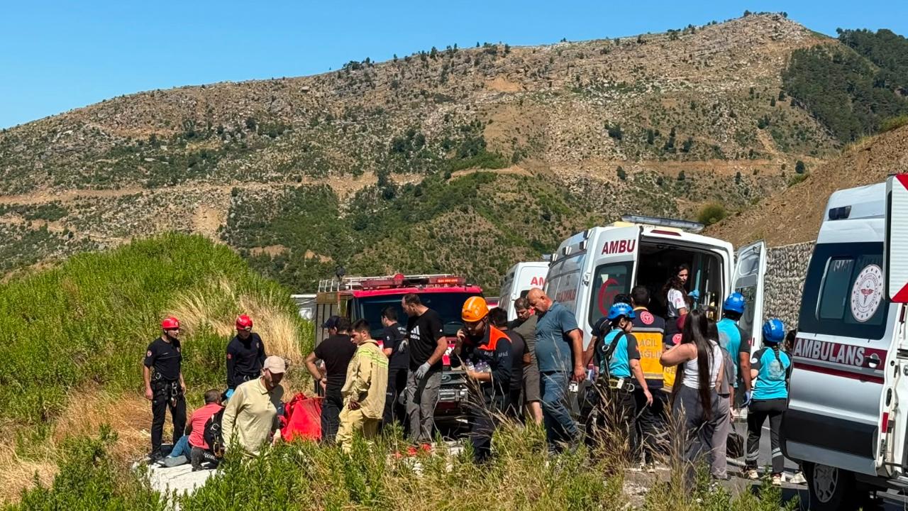 Feci Kaza! Uçuruma yuvarlanan otomobilde çok sayıda ölü ve yaralı!