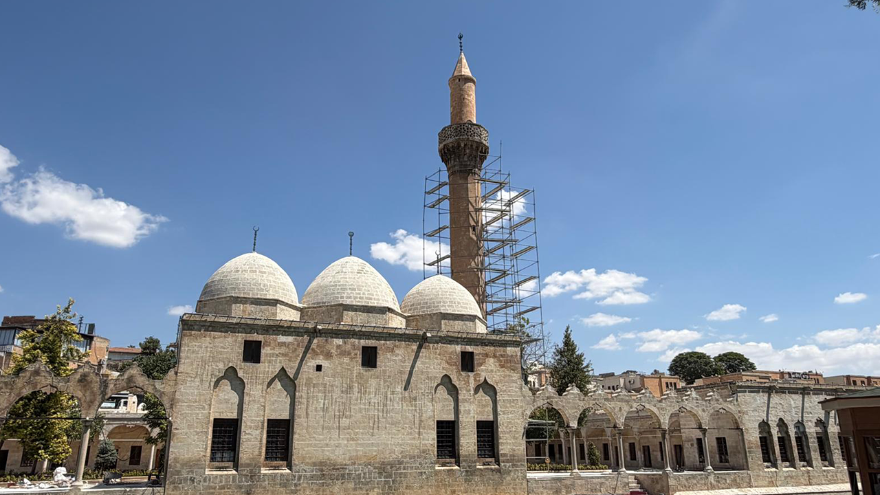 Depremin izleri tarihi minareden siliniyor!