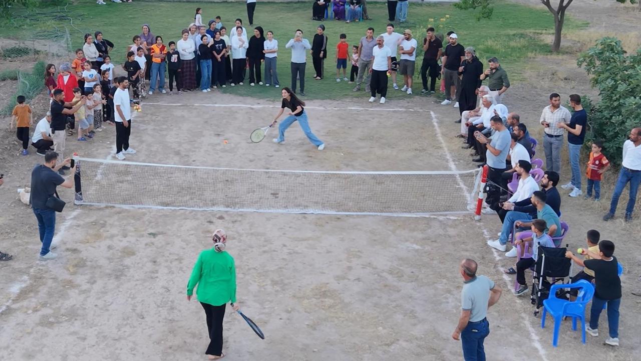Şanlıurfa'da köylülerin toprak kortta tenis keyfi!