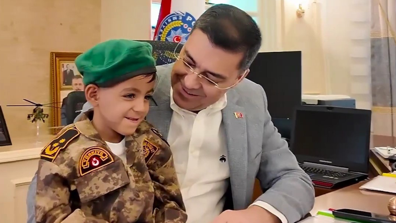 Şanlıurfa'da polis helikopterine bayrak sallayan çocuğa sürpriz hediye