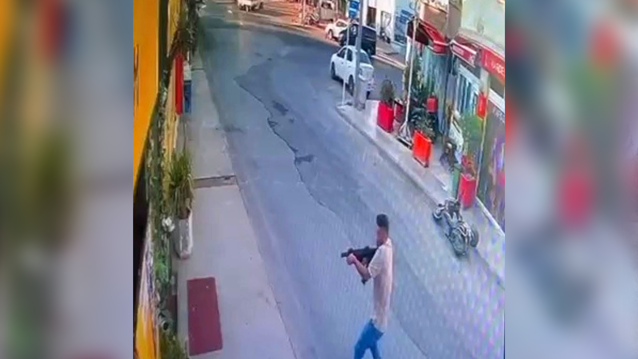 Sevgilisinin çalıştığı işletmeye tüfekle ateş açtı: Saldırı anı kamerada!