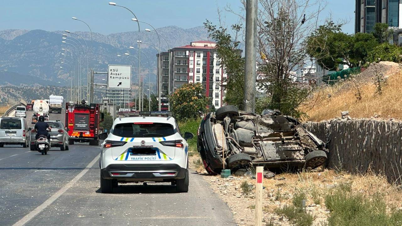 Seyir halindeki otomobil direğe çarptı: Yaralılar var!
