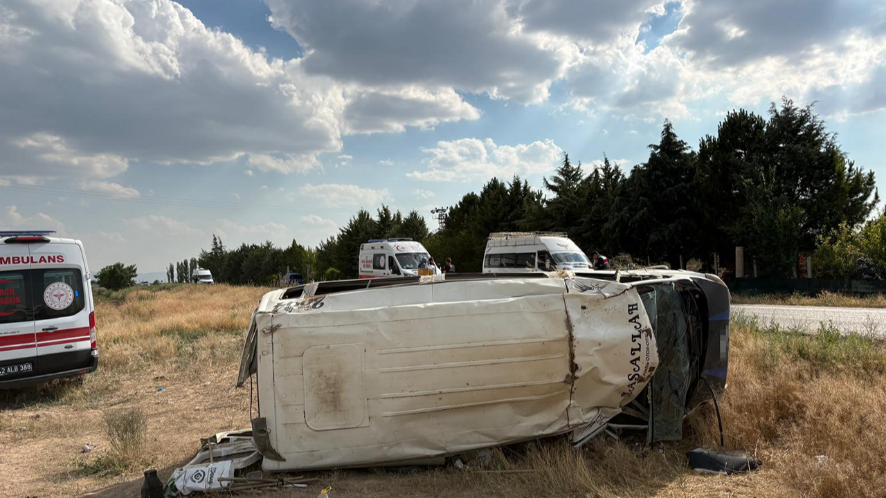 Tarım işçilerini taşıyan minibüs devrildi: Yaralılar var!