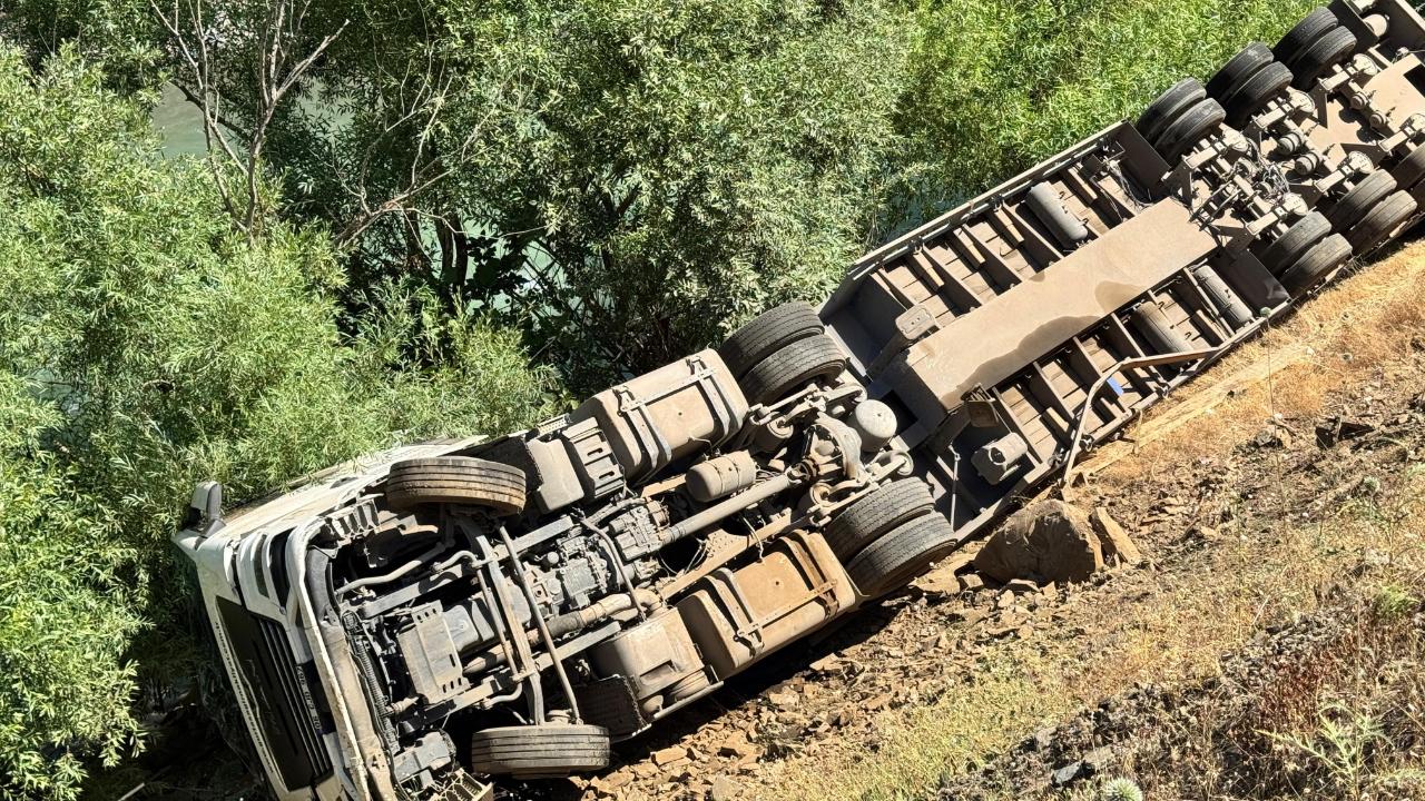 TIR uçurumdan yuvarlandı!