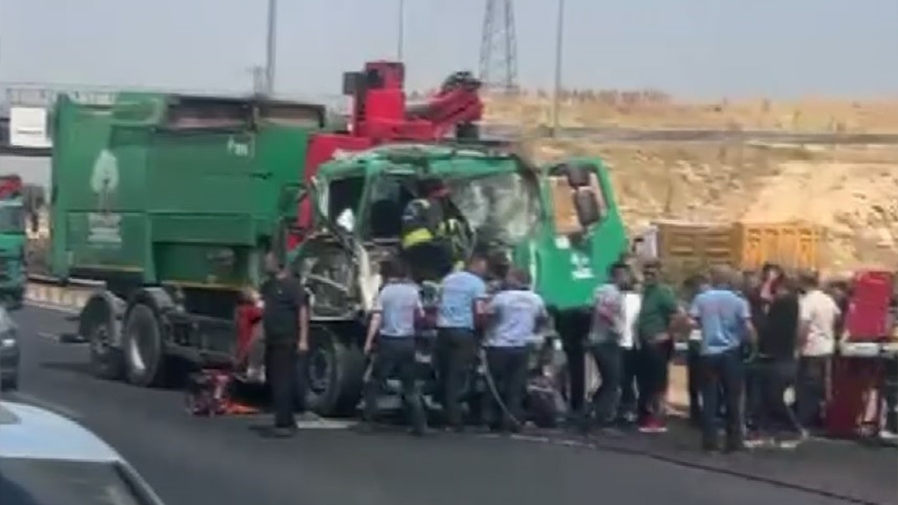 Çöp kamyonu TIR'a arkadan çarptı: Yaralı var!