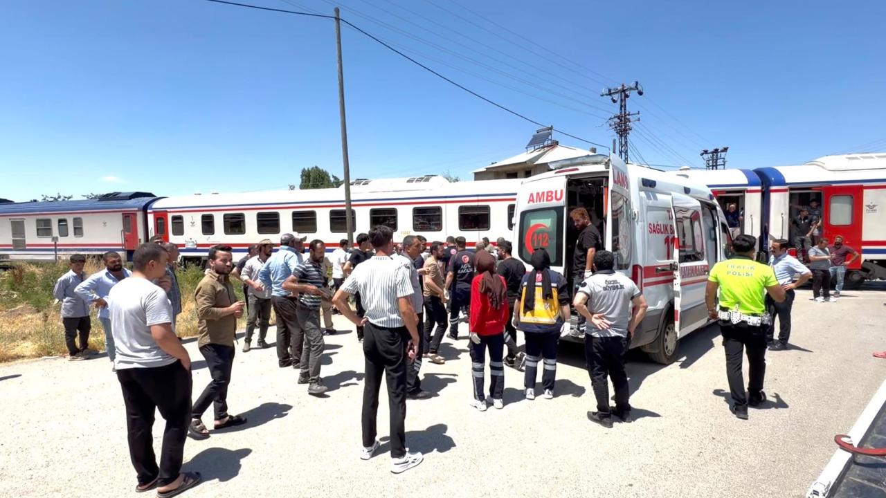 Tren otomobile çarptı: 3 yaralı!