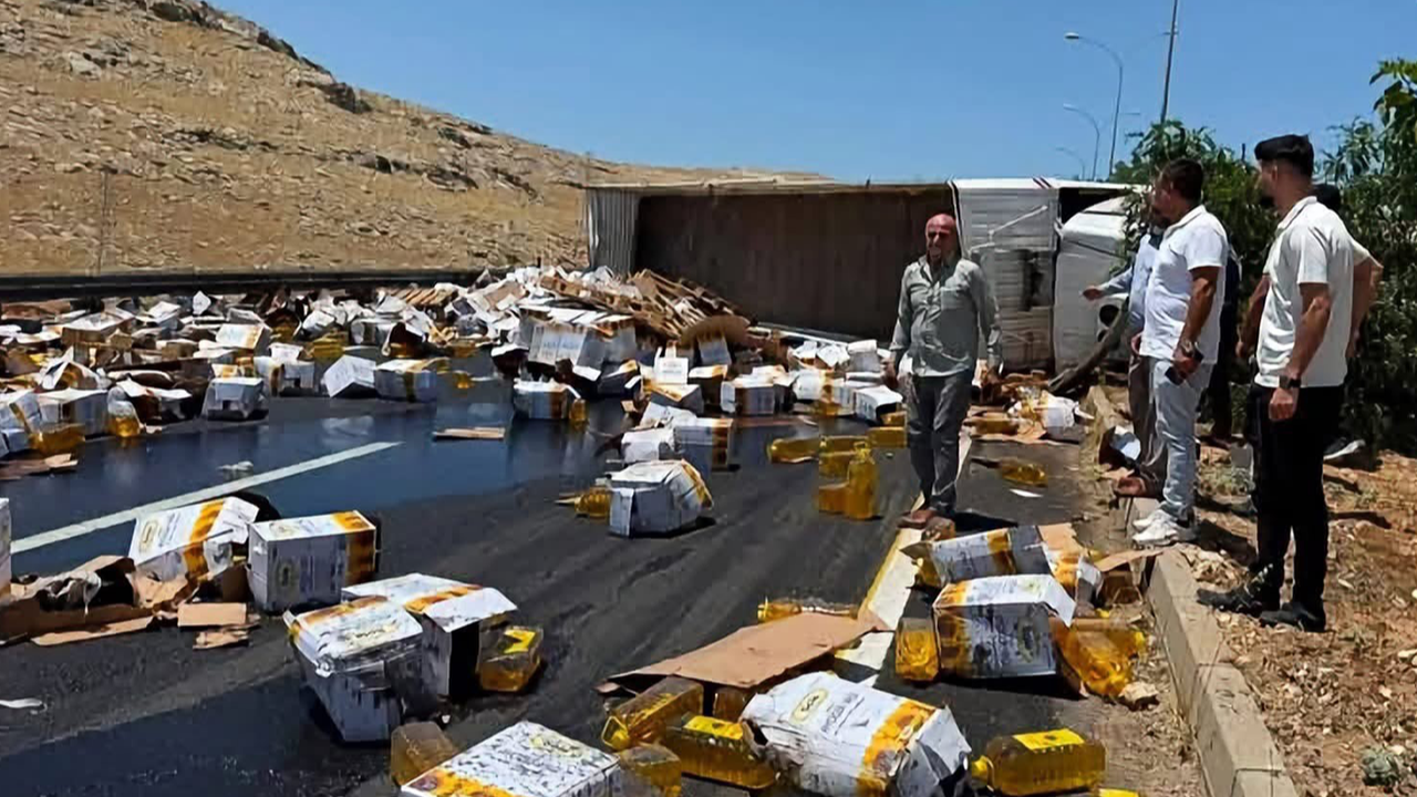 Urfa'da devrilen TIR'daki yağ bidonları yola savruldu!