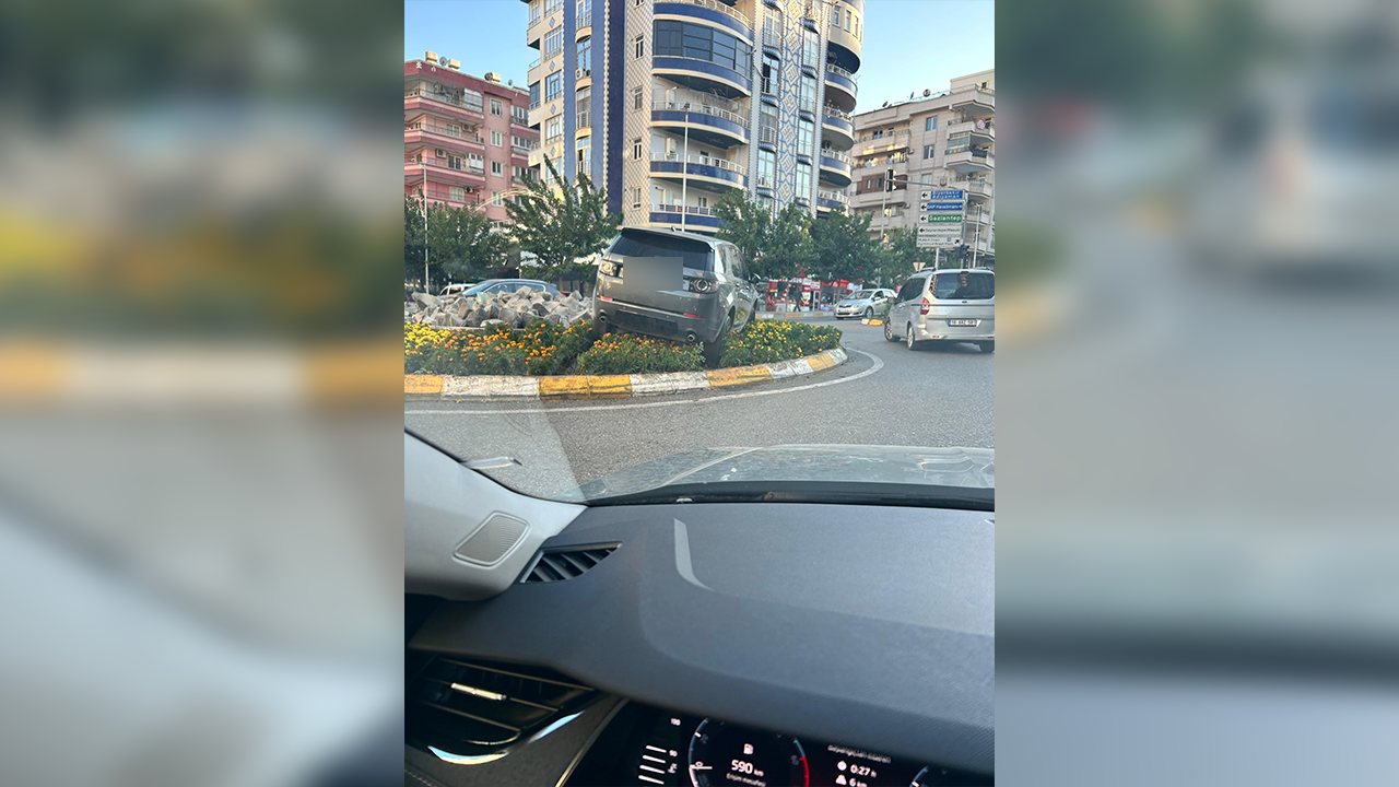 Urfa’da kontrolden çıktı: Refüje çarparak durdu!