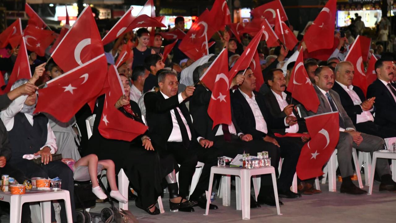 Urfa'da vatandaşlar meydanlara sığmadı!
