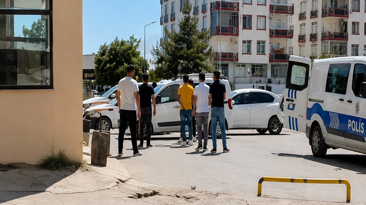 Urfa'da yolunu kestiler: Ruhsatlı tabancasını alıp kaçtılar!