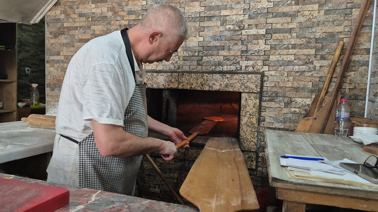 Urfalı pide ustası Eskişehir'de 400 derecelik ateşin başında emek veriyor!
