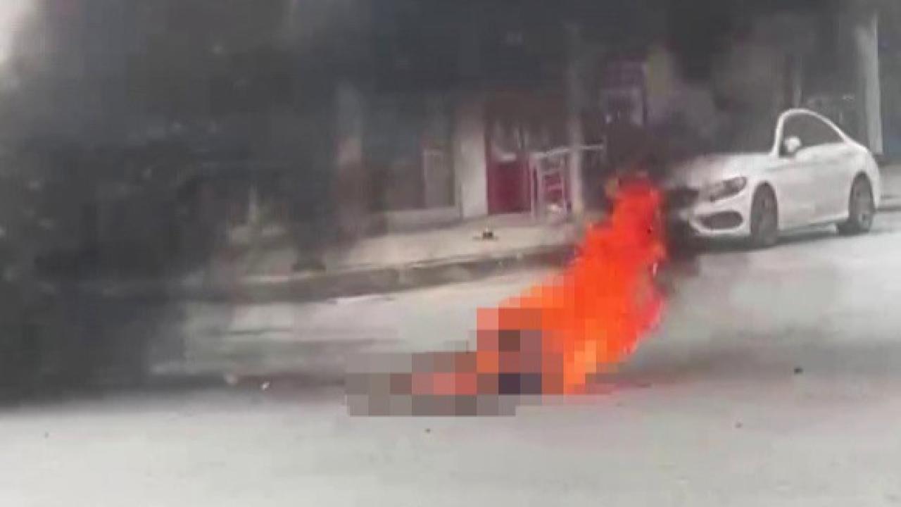 Zihinsel engelli şahıs üzerine benzin döküp kendini yaktı: Korku dolu anlar kamerada!