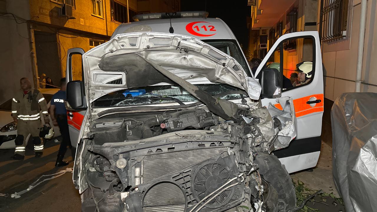 Ambulans ile otomobil çarpıştı: Yaralılar var!