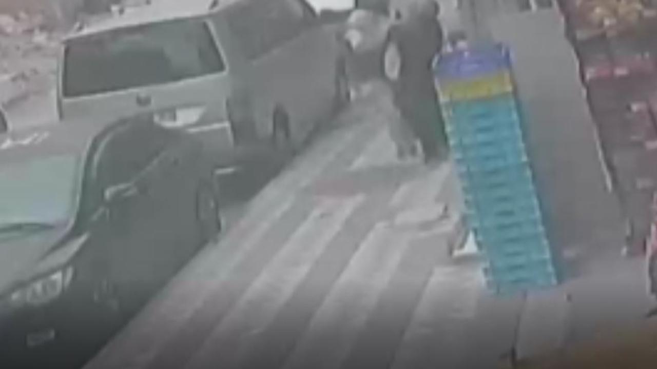 ATM'den para çeken kadına gasp!