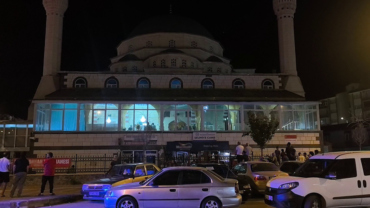 Camide asılı halde bulundu!