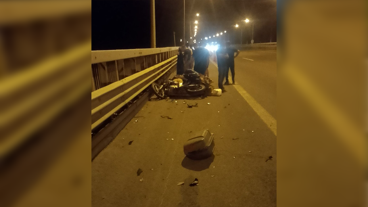 Feci kaza: Motosiklet kamyona çarptı!