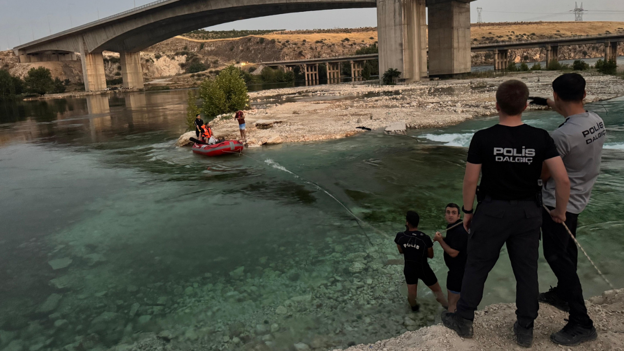 Fırat Nehri'nde 10 kişi mahsur kaldı!