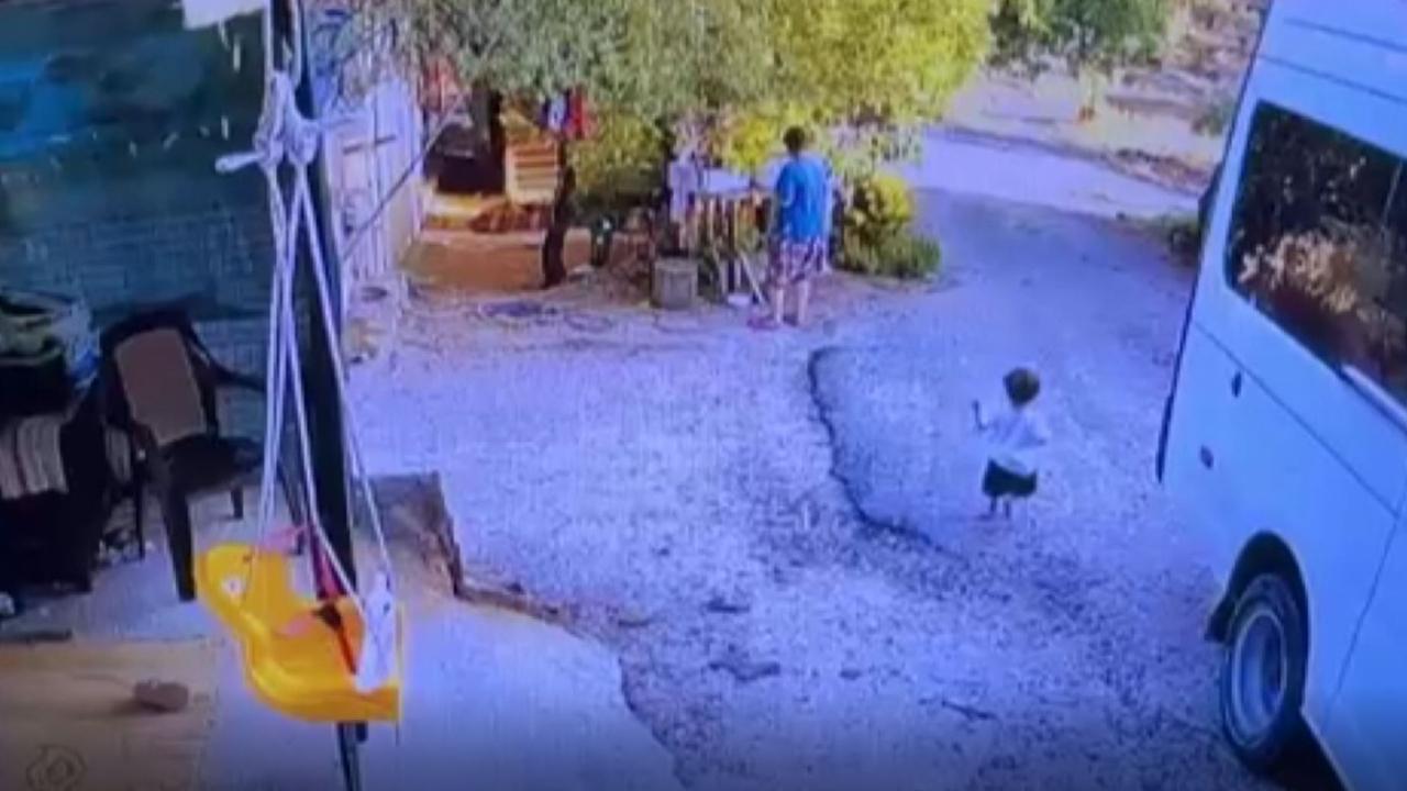 Kahreden kaza: Geri manevra yaparken oğlunu ezdi!