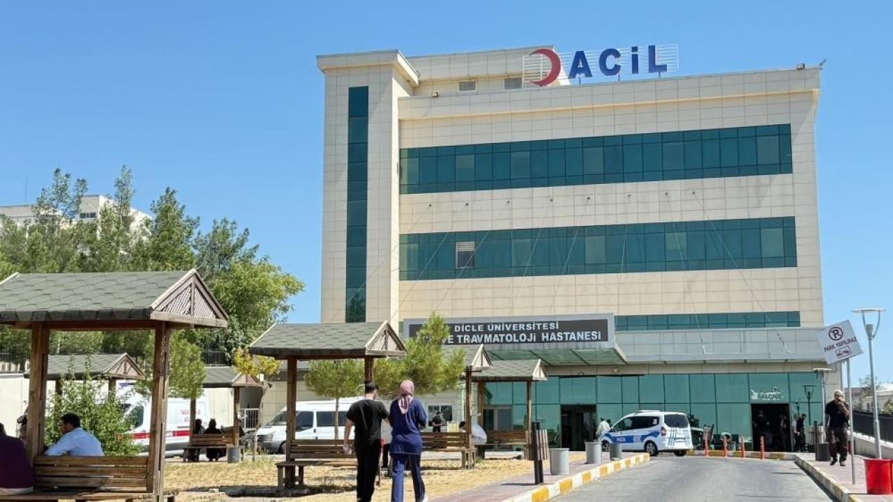 Kapıyı açan kadın kurşunların hedefi oldu!