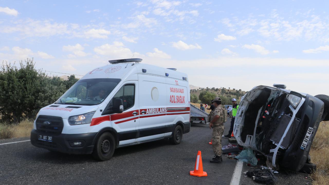 Minibüs devrildi: Çok sayıda ölü ve yaralı var!