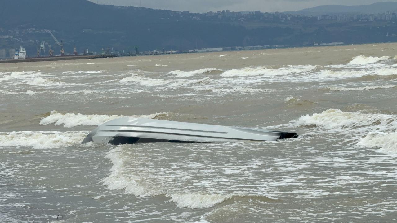 Sahile vurmuş insansız deniz aracı bulundu!