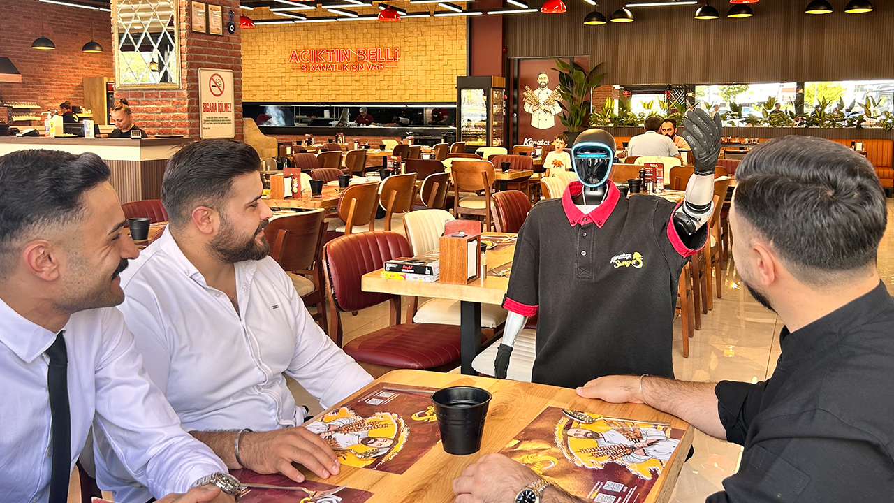 Türkiye'deki en sıra dışı çalışan! Robot Fiko zam istiyor!