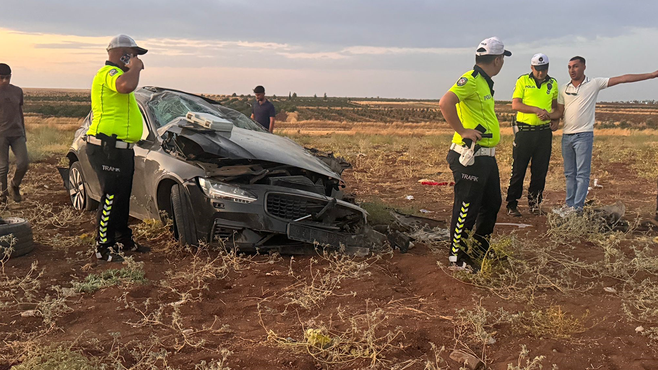 Urfa'da devrilen otomobil hurdaya döndü: Çok sayıda yaralı!