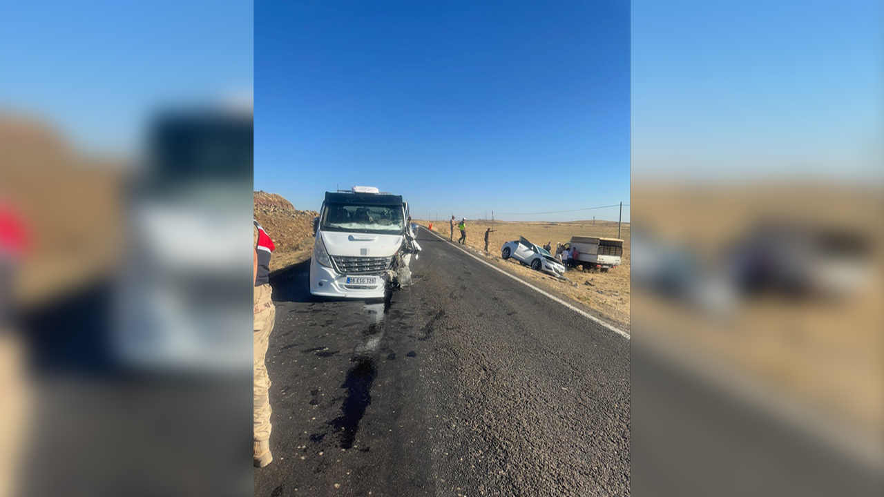 Urfa'da otomobil ile çekici çarpıştı: Yaralılar var!