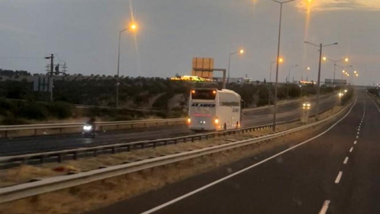 Urfa'da otoyolda tehlikeli anlar: Yolcu otobüsü ters yönde ilerledi!
