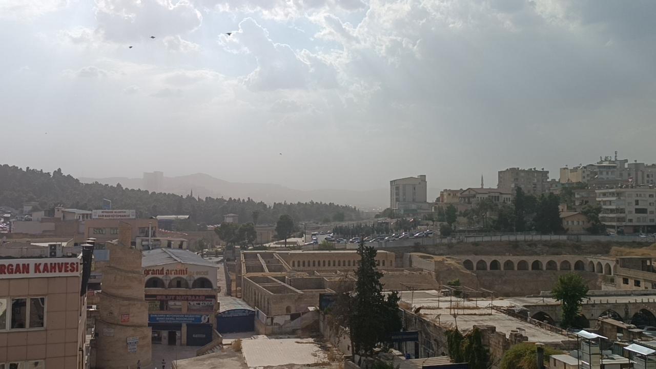Urfa'da toz bulutu ve rüzgar kenti etkisi altına aldı!
