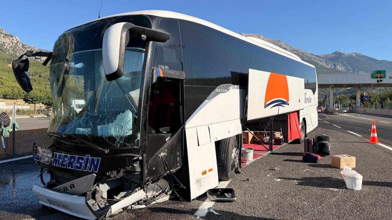 Yolcu otobüsü bariyere çarptı!