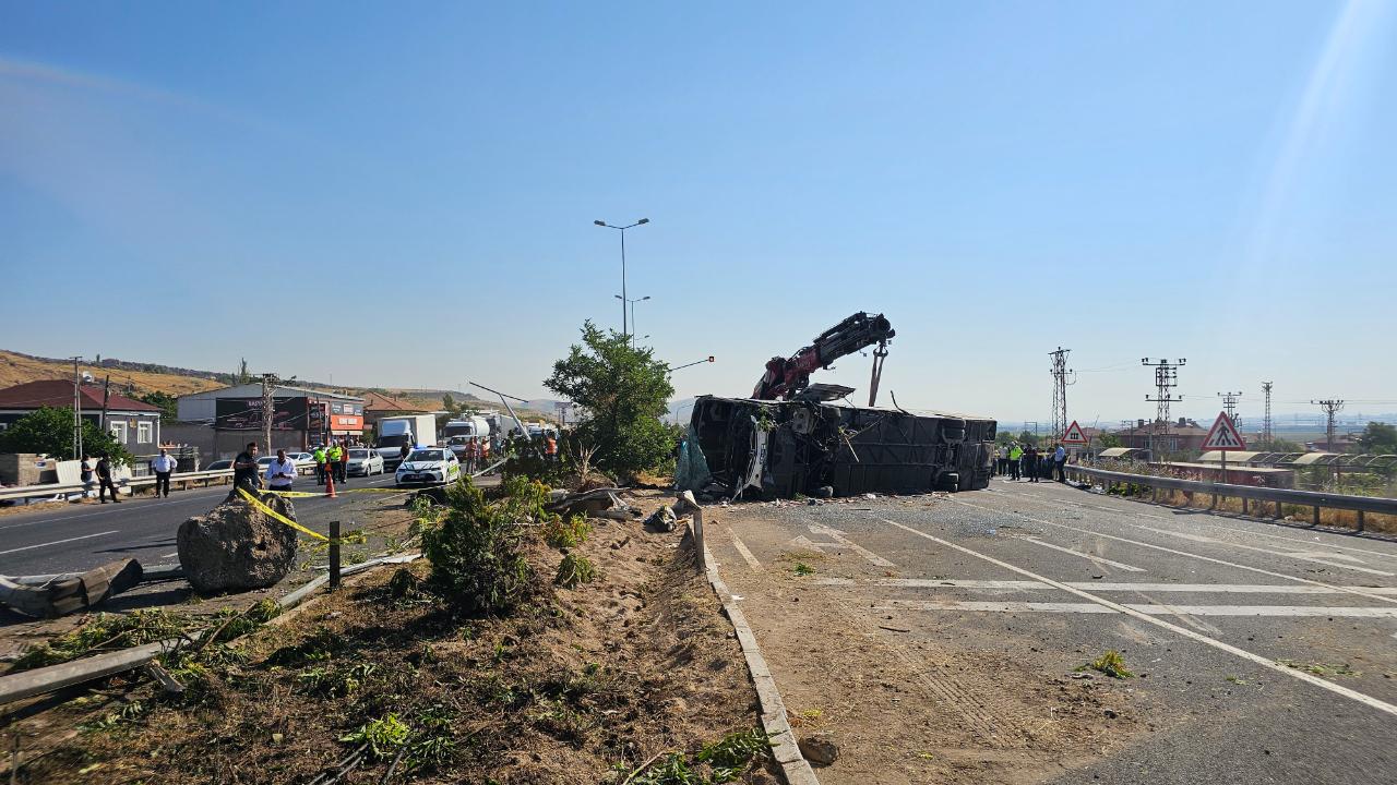 Yolcu otobüsü devrildi: Çok sayıda yaralı var!