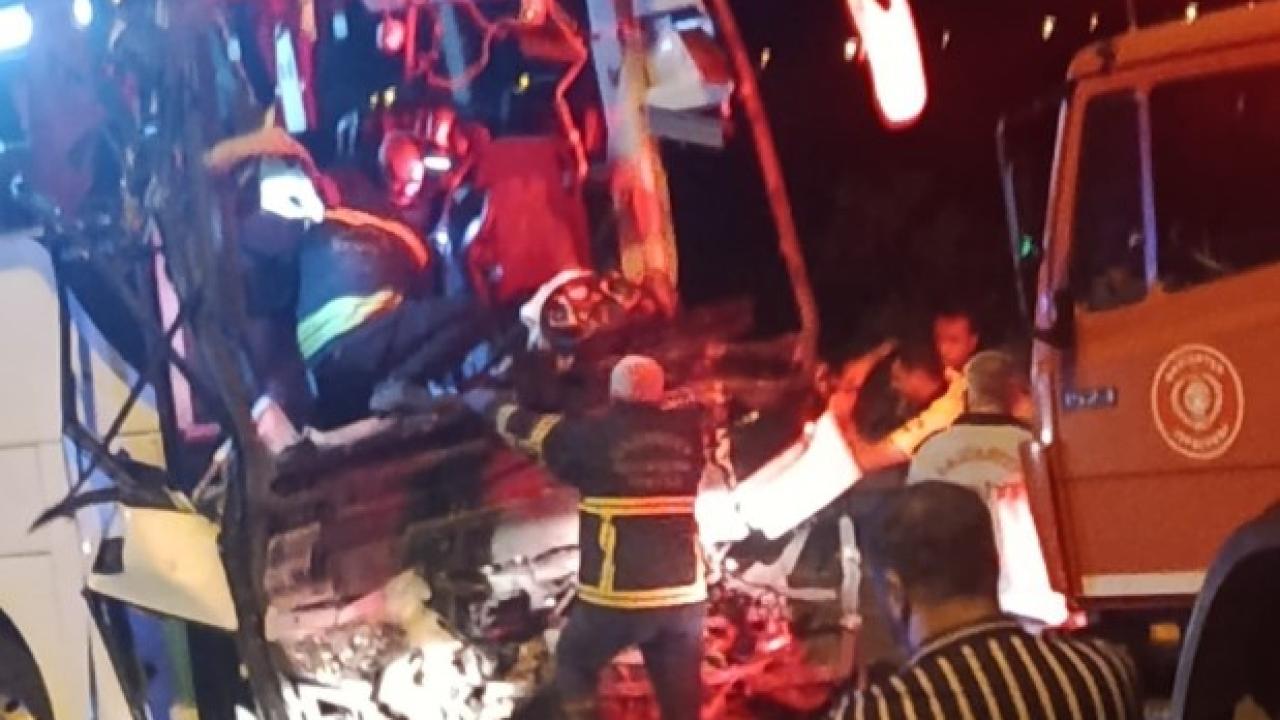 Yolcu otobüsü tırla çarpıştı: 2 ölü, 22 yaralı!