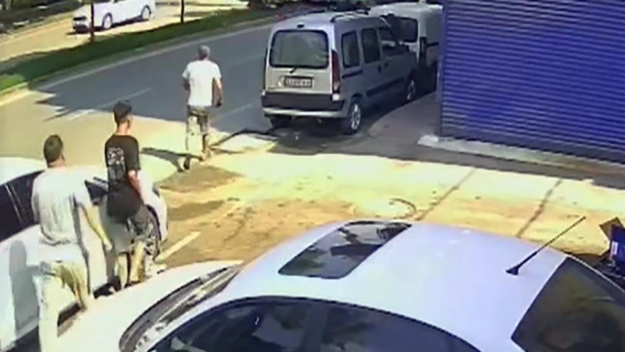 Yoldaki ağaca çarptı:çok sayıda yaralı var!