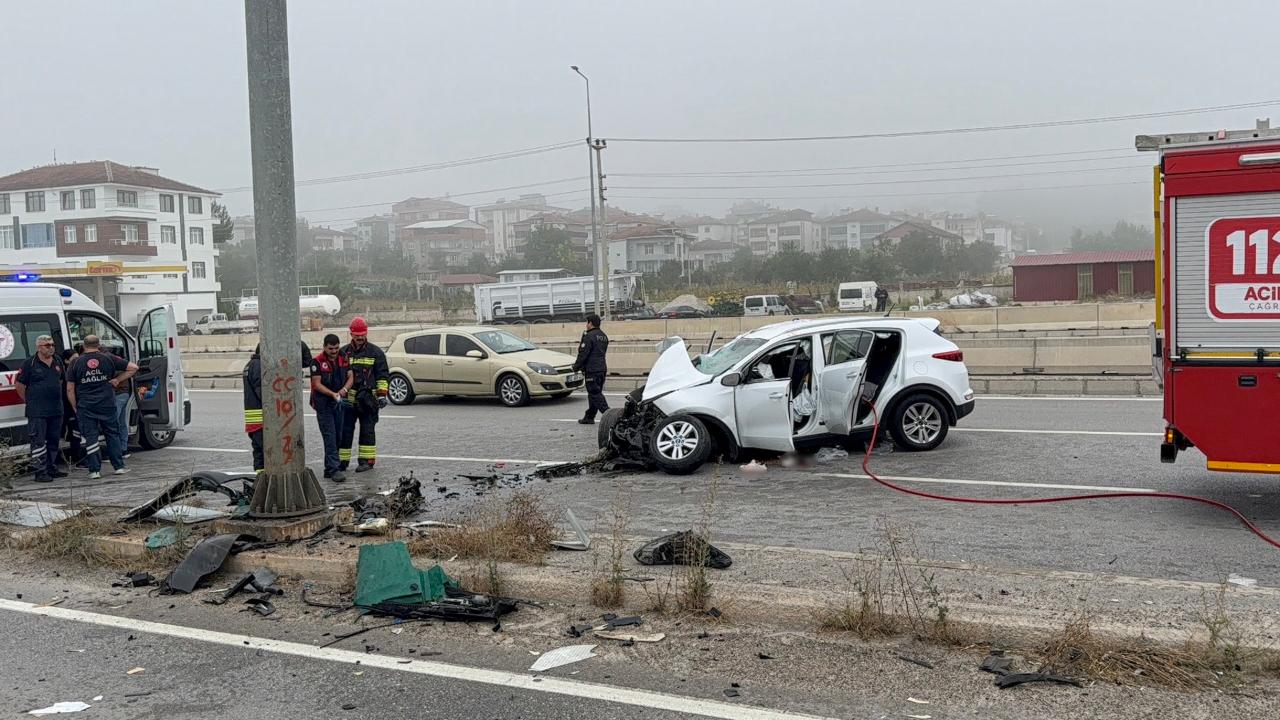 Araç direğe çarptı: Ölü ve yaralı var!