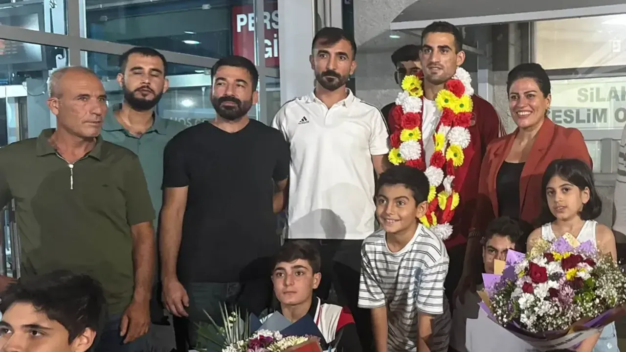 Avrupa Şampiyonu oldu! Suruçlu sporcu çiçeklerle karşılandı!