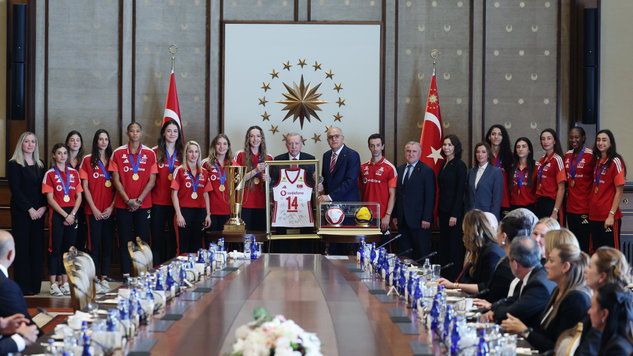 Cumhurbaşkanı Erdoğan A Milli Voleybol Takımları’nı kabul etti!