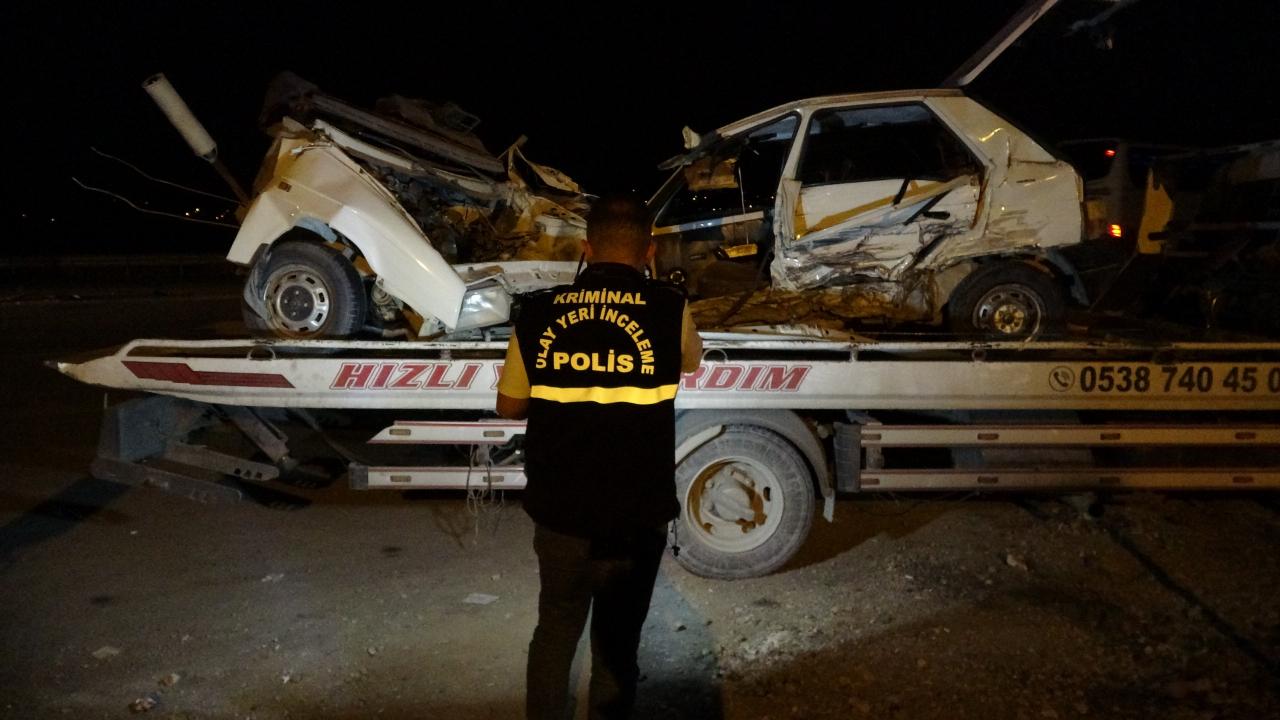 Feci kaza: Otomobil ikiye bölündü!